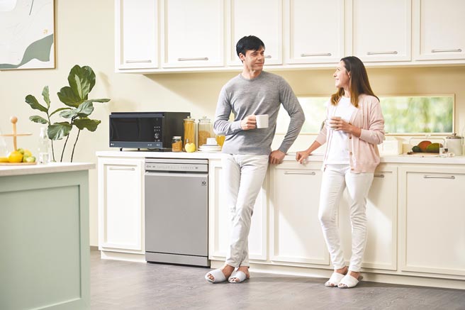 LG QuadWash Steam四方洗蒸气洗碗机，独家首创TrueSteam蒸气洁亮科技，能以高温100°C蒸气及80°C高温热水，「先蒸后洗」解决餐具上的油腻脏污及细菌。（LG提供）