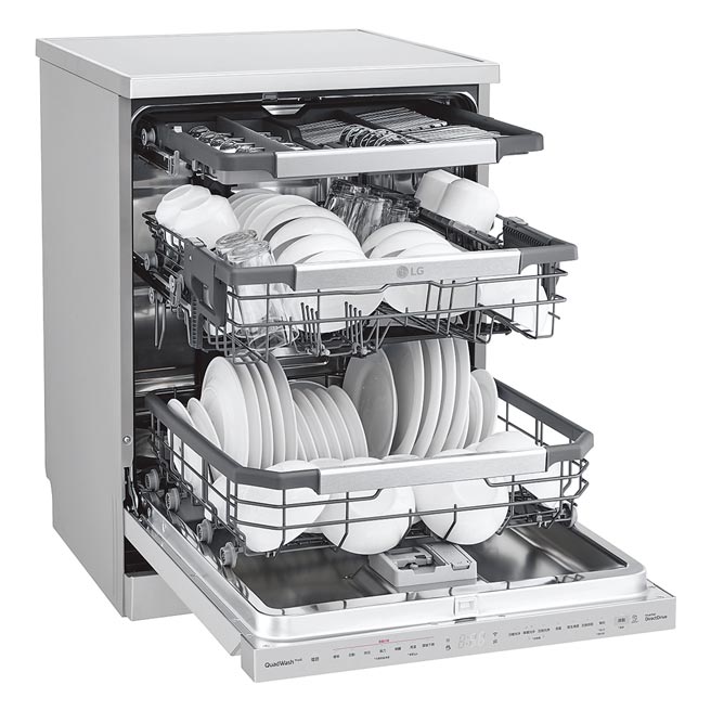 LG QuadWash Steam四方洗蒸气洗碗机推出两种规格，上触控面版搭载自动开门烘乾技术，快速排溼加强烘乾效果，定价6万9900元、前触控面版为5万9900元。（LG提供）