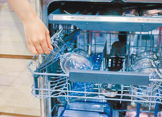 伊莱克斯的极净呵护全嵌式洗碗机系列，指定型号搭载细致餐具保护设计及独家餐具抽屉，方便灵活也能安全使用。（粘耿豪摄）