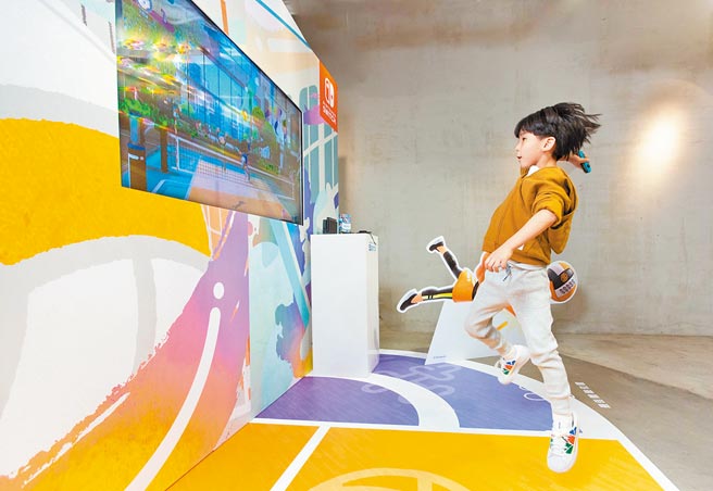 《Nintendo Switch 运动》内建网球、保龄球、击剑、足球、羽球、排球等运动，玩家不用到户外，也能在家轻松动一动。 （吴松翰摄）