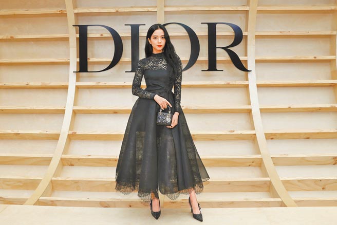 Jisoo身著品牌早秋鏤空洋裝，展現個人優雅身段。（Dior提供）