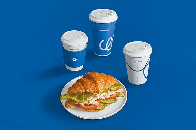 咖啡品牌路易莎與北捷合作聯名店，1日在大安森林公園開幕，獨家推專屬訂製咖啡配方，同時開賣3款新手沖；另有限定可頌與輕食（見圖），價格60元起。業者預告第2家聯名門市將設於捷運行政大樓一樓。（路易莎提供）