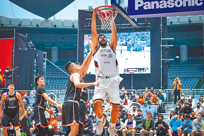 辛巴双手猛力灌篮得分，一旁的领航猿球员只能呆看。（PLG提供）