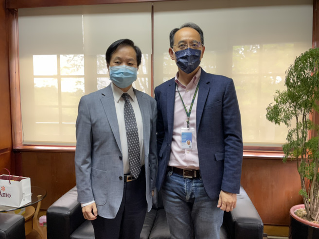 国立自然科学博物馆焦传金馆长(右)与东海大学校长张国恩科普交流合影。(照片东海大学提供)