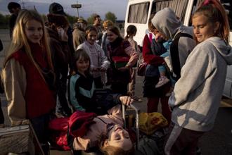 不斷更新》100多名亞速鋼鐵廠難民抵達札波羅熱