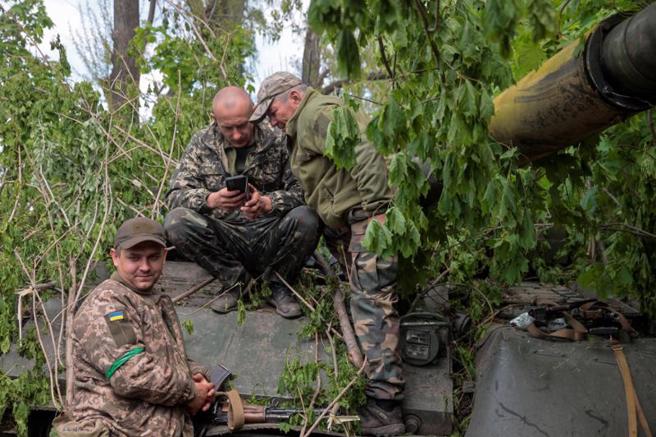 俄罗斯部队目前最大的问题是士气与内部的情报漏洞，如果不解决这两个问题，发动任何攻势都是徒劳无功。图为哈尔科夫乌军虏获俄军T-80坦克。（图／路透）