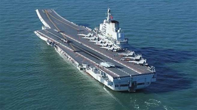 日本防卫省统合幕僚监部发布讯息称，中国海军辽寧号航空母舰率领7艘各式军舰，2日由东海穿越宫古海峡进入太平洋。(本报资料照)