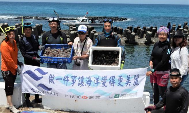 海洋志工陳盡川（中，拿保麗龍箱者）在澎湖土生土長一甲子，為保護生態付出許多心力，他見到海膽數量年年下降而十分心痛。（圖／報系資料照）