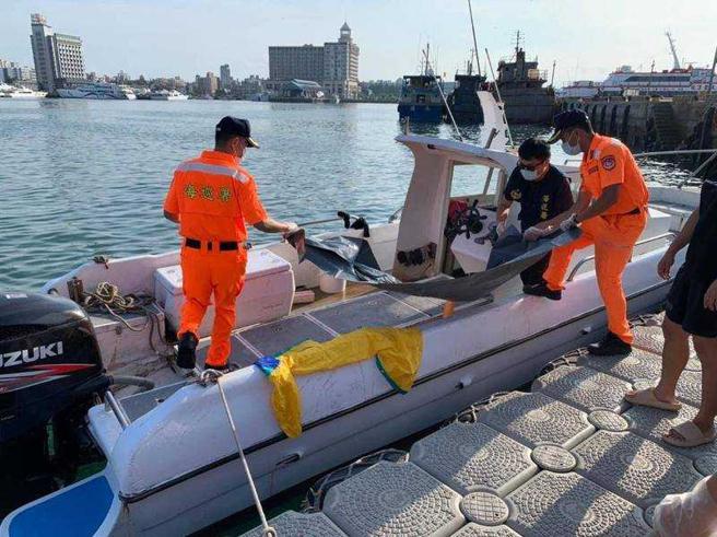 捕撈海膽有一定危險性，去年7月曾有29歲陳姓男子搭乘自用遊艇捕撈海膽時溺斃，遺體直到8小時後才被發現，（圖／金馬澎分署第七岸巡隊提供）