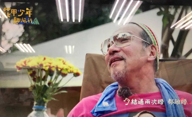 黄仲崑上节目即兴唱歌，脱口说出「结了两次婚都离婚」。（图／翻摄自myvideo）