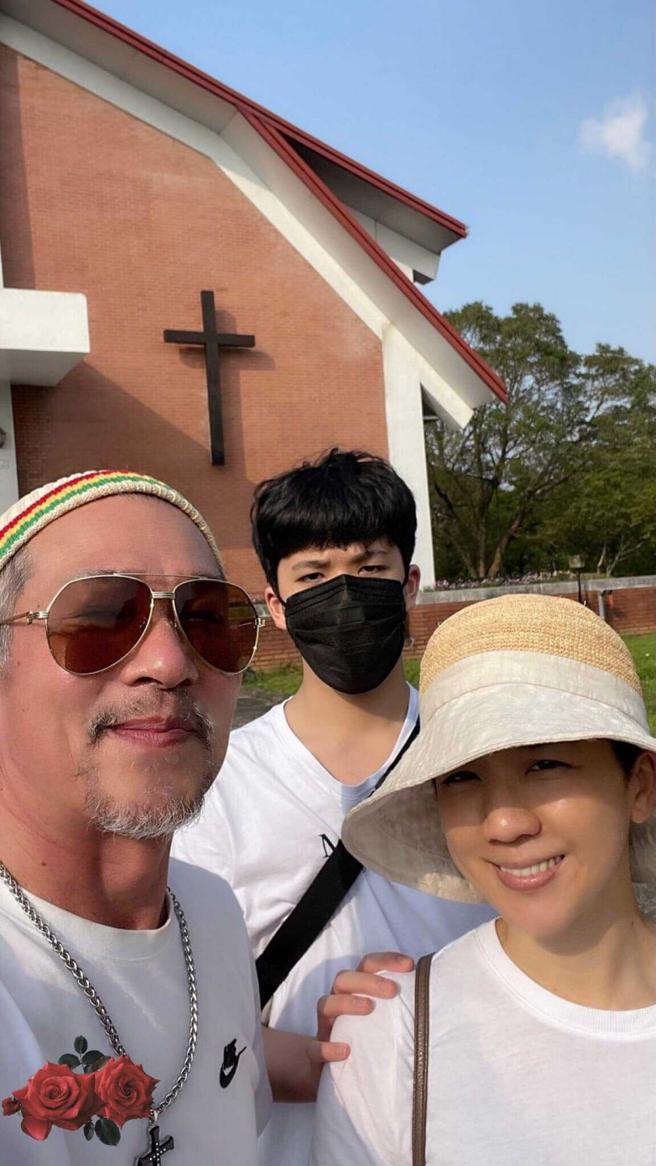 黄仲崑与Lulu非常爱护儿子，今年三月儿子受洗时两人还一同陪伴。（图／截自Lulu脸书）