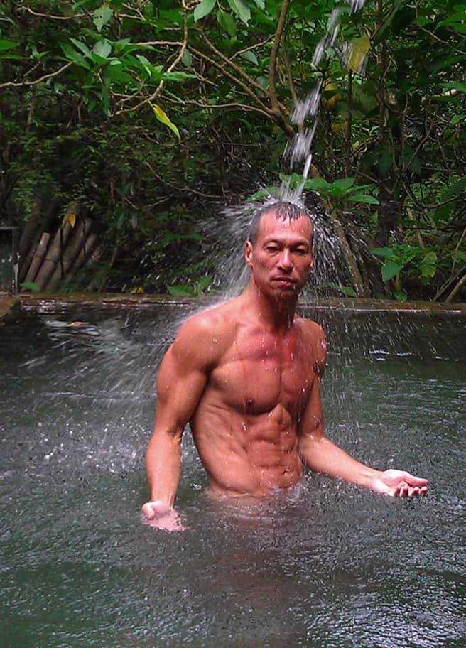 体格好长相帅气的黄仲崑，年轻时桃花非常旺。（图／截自黄仲崑脸书）