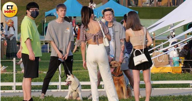 蕾菈的老公湯宇全程牽著狗兒子，相當盡責。（圖／本刊攝影組）
