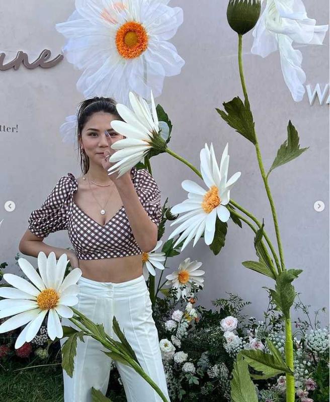 事後蕾菈PO出老公幫她拍的照片，畫面頗趣味，看來拍照技術有待訓練。（圖／截自蕾菈IG）