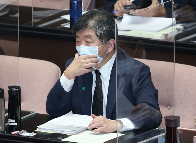 醫師翁銘佑呼籲中央快設置醫療量能即時回報系統，圖為衛福部長陳時中去年9月在立院備詢。（本報資料照）