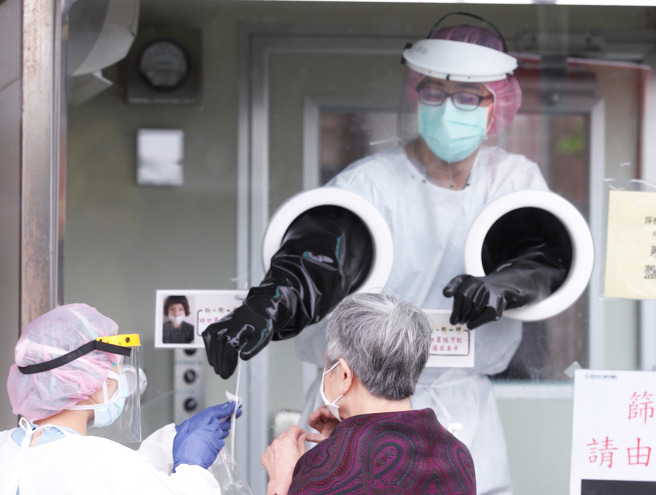 國內疫情爆發快速，不少民眾有疑慮就前往社區採檢站，造成醫院人潮爆滿。（陳怡誠攝）