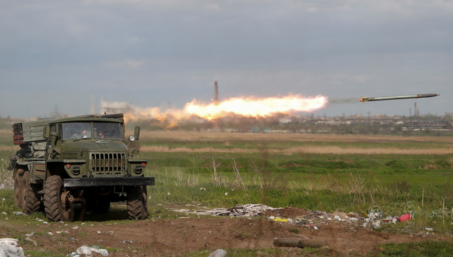 亲俄部队5月2日发射BM-21「冰雹」（Grad）火箭炮，强攻战略要地马立波（Mariupol）的乌军重要据点亚速钢铁厂（Azovstal steel factory）。（路透）