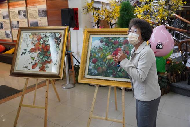 嘉义市美术协会理事长黄美贤等捐赠4幅苹果画作，目前在旅游服务中心展示。（福寿山农场提供／陈淑娥台中传真）