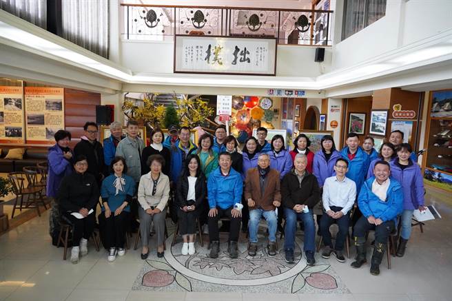 福寿山农场今年65周年庆，嘉义市美术协会捐赠4幅苹果画作。（福寿山农场提供／陈淑娥台中传真）