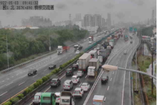 国1北向冈山段货车自与小客车追撞，紫爆回堵8公里。(翻摄自国道即时路况)