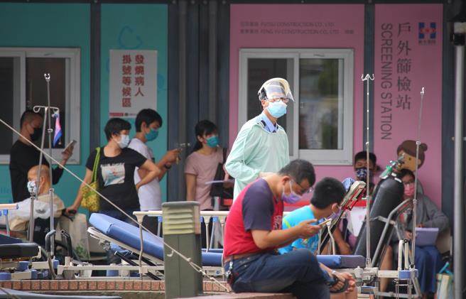 台北市联医工会指出，许多民眾纷纷因快筛阳就涌入急诊，造成大量的医护人力投入在快筛阳及确诊的轻症病人上，导致重症病人无人急救最后身亡。（示意图／本报资料照片）