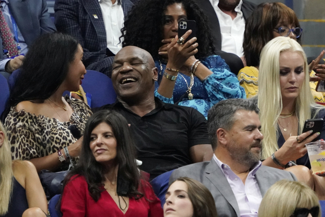 退役拳王泰森(中)观看美国网球公开赛，身旁还有滑雪明星Lindsey Vonn(右)。（美联社资料照）