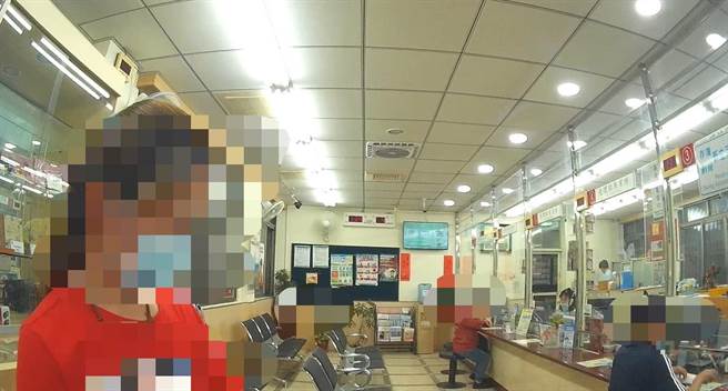 妇人到邮局临柜要提领11万元，匯款至疑似人头帐户，邮局行员惊觉有异立即报案，警银成功阻诈。（民眾提供／卢金足台中传真）