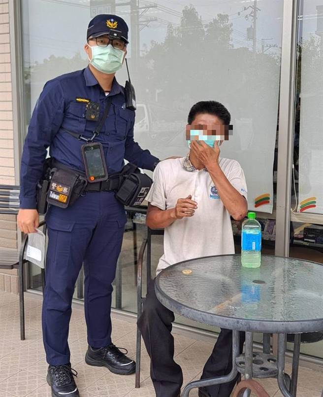 黄姓男子身形憔悴，并呆坐超商外椅子休息。（警方提供）