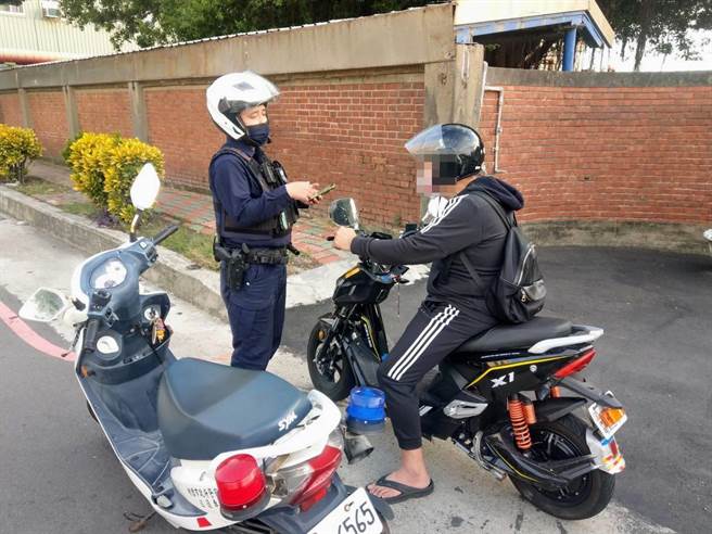 大園分局針對電動自行車騎士違規加強取締。（大園分局提供／蔡明亘桃園傳真）