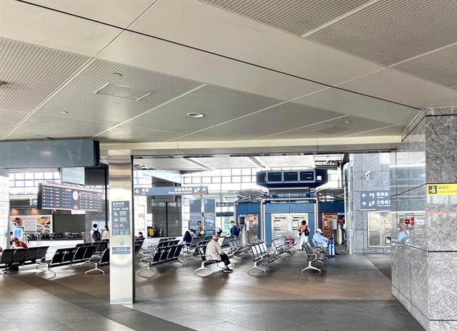 高铁台中站表示，疫情严峻，旅客进入车站大厅起，即应佩戴口罩并配合量测体温后才能进站搭车。（卢金足摄）