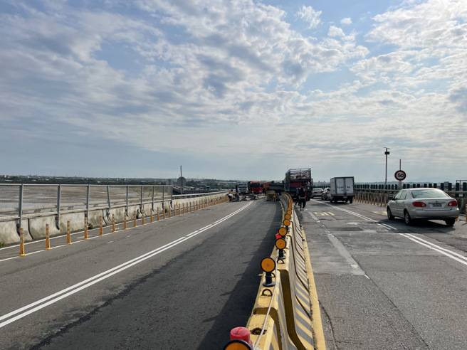 台61線後龍段曳引車疑爆胎撞護欄，車頭全毀雙向中斷2小時。(記者爆料網提供)