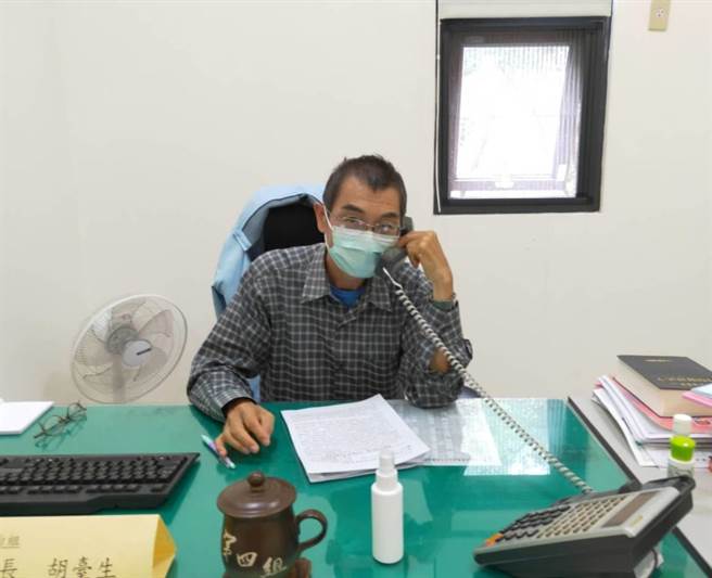 太平警分局防治组组长胡臺生今上广播节目分享「跟踪骚扰防制法」之立法目的及构成要件，以保障民眾在私领域的安全。（太平警分局提供／冯惠宜台中传真）