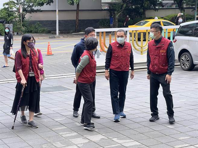 侯友宜视察顶溪国小儿童疫苗施打情形。（王扬杰摄）