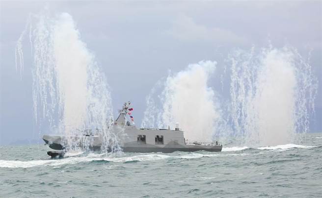 國軍111年春節加強戰備，沱江軍艦在基隆海域6級風浪的狀況下，執行施放干擾彈等科目，向國人展現國造艦艇的優越性能與海軍官兵戮力戰備訓練成果。（張鎧乙攝）