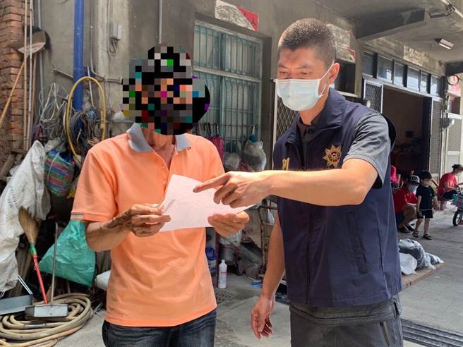 侦查队队长曾冠喜率员拜会通苑在地各宫庙负责人并签订「约制书」。（通霄警分局提供／李京升苗栗传真）