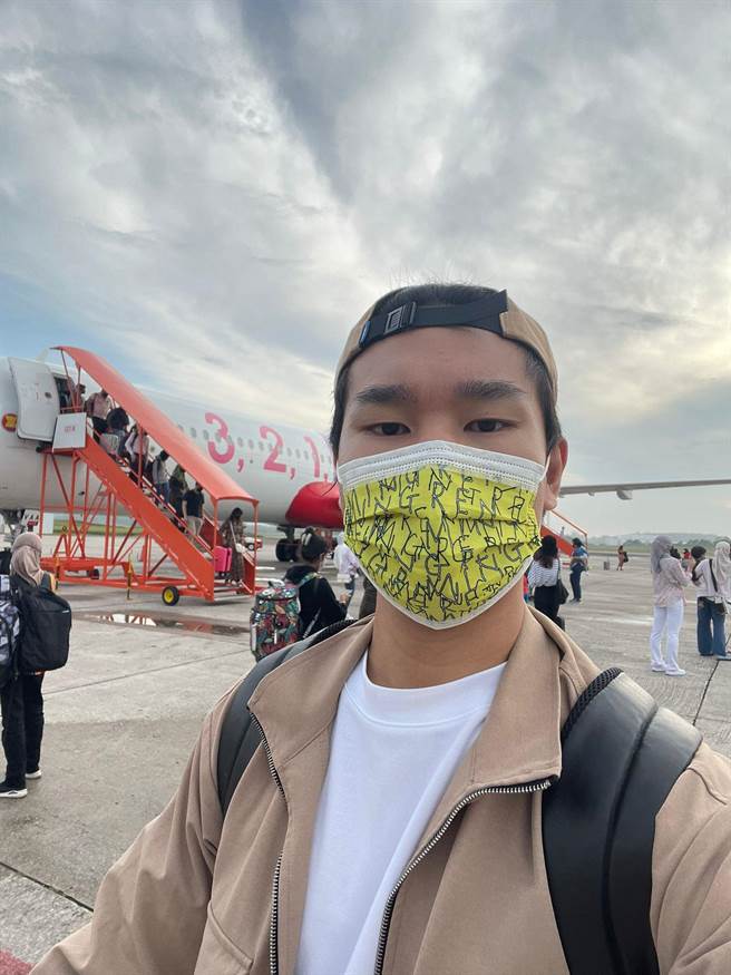 虽然大马已解除户外带口罩禁令，蔡明仁仍「罩不离身」做好防疫。（好朋友工作室提供）