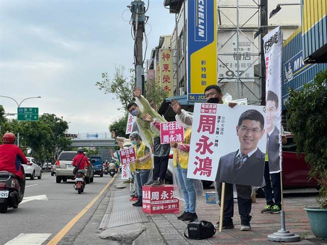 新住民3日陪同市议员周永鸿站路口，希望选民能支持及认同。 （周永鸿提供／陈淑娥台中传真）