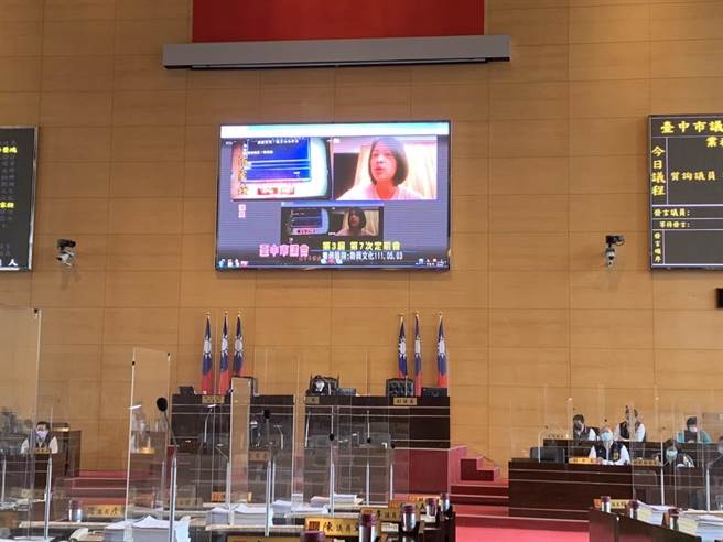 台中市议员张家铵透过视讯质询，指学生制服绣姓名恐引发困扰，且要求单一性别学生绣姓名也违反性平原则。(林欣仪摄)