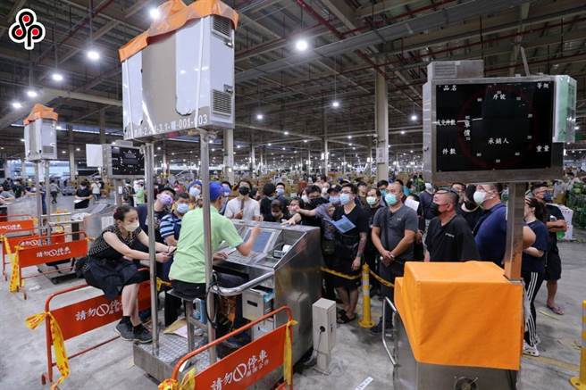 3日上午北农在第一果菜市场发出3200剂快筛，中央配发2.8万剂将由台北市政府同日转交。（资料照片）