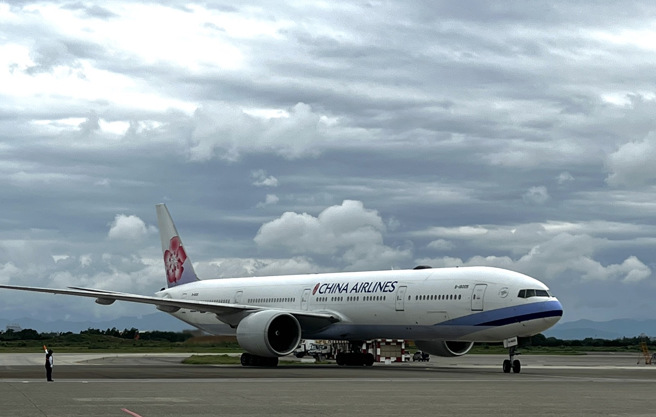 第6批約100萬劑莫德納疫苗3日下午由班號CI-161的華航班機運送抵達桃園機場。（范揚光攝）