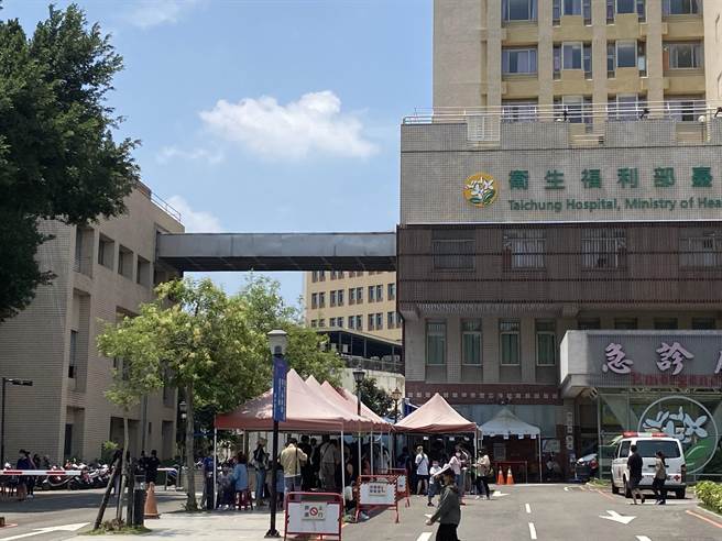 中央流行疫情指揮中心規定快篩陽才能到院採檢，中華民國防疫學會理事長王任賢表示，問題不在篩檢量，應改回篩檢、通報、收治隔離由醫院一條龍辦理。（馮惠宜攝）