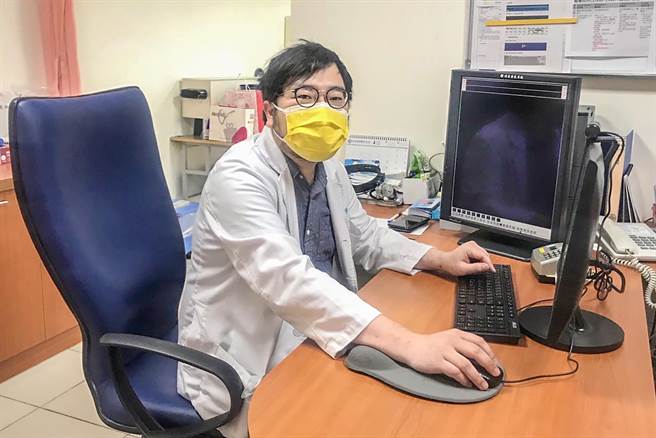 荣总新竹分院家医科医师刘政杰提醒高龄患者体重减轻，千万不可轻忽。（罗浚滨摄）