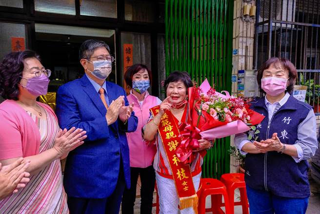 獲選新竹縣模範母親的「金嗓山歌后」謝和枝（右二），現場獻唱客家平板山歌，讓縣長楊文科（左二）掌聲連連。（羅浚濱攝）