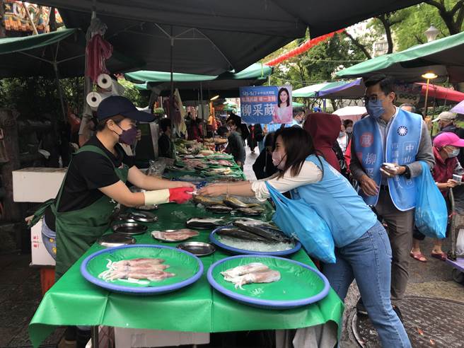 柳采葳早上率领国民党的小鲜肉们，前往谦和市场扫街拜票，盼争取婆妈支持。（张芷瑜摄）