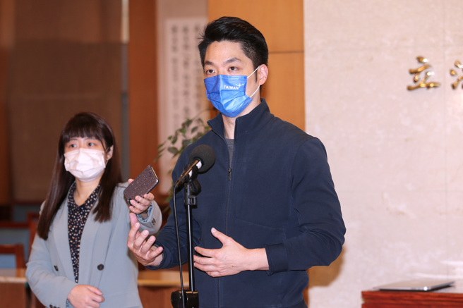 國內首家獲准進口唾液快篩的福又達公司，被質疑與高端有關聯，能在兩周內火速通關，其他家卻不斷被退件。對此，國民黨立委蔣萬安（右）3日在立法院受訪表示，福又達與高端的關聯，不禁讓民眾質疑，為什麼之前一再呼籲趕快通過相關廠商申請的案子，但只要跟高端連結就能火速通過，如此也會造成民眾對於政府、指揮中心、食藥署缺乏信任。（黃世麒攝）