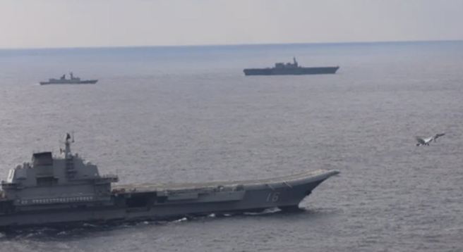 「辽寧」舰航母编队去年12月在黄海，东海和西太平洋举行远海实战演训的画面。（中方海军）