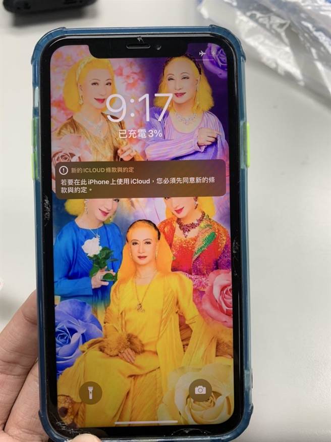 詐欺集團利用「美輪明宏」當手機桌布希望招財，不料招來警察。（警方提供）