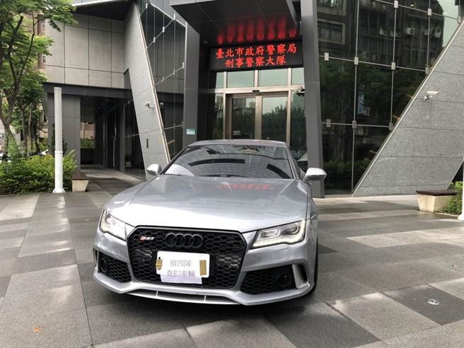 警方查扣犯罪集團利用不法所得購買的百萬轎車。（警方提供）