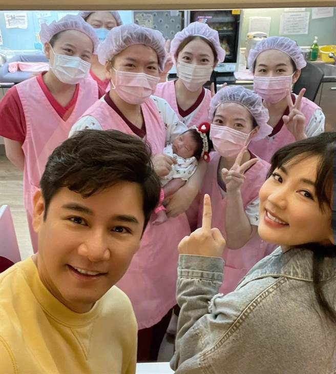 陈熙锋感谢护理师们许多帮忙，让他可以安心拍《黄金岁月》。民视提供