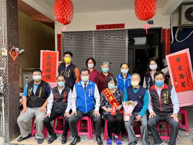 南投草屯鎮公所今年因應疫情，表揚鎮上模範母親同樣取消餐敘，改由鎮長親自到府頒獎，所有人口罩緊閉齊聚在家裡門口，開心與鎮長合照，此舉也讓家屬直呼真暖心。（公所提供／吳建輝南投傳真）